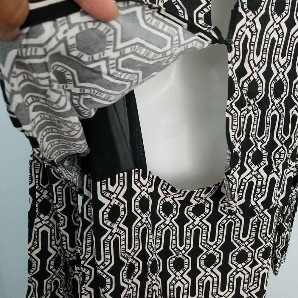 H&M Black & White Geometric Print Dress 92320-5D6 - Picture 4 of 6